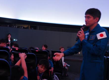 子どもたちの質問に答える大西宇宙飛行士