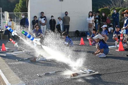 勢いよく飛び立つロケット