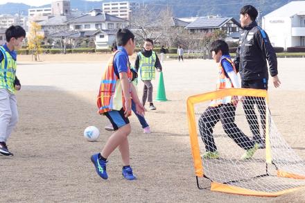 フットサルを楽しむ受講生