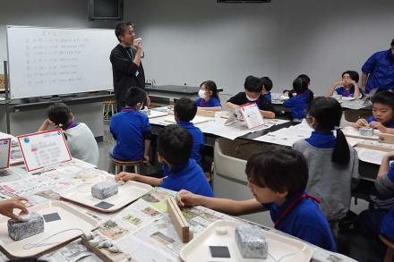 まが玉つくりを説明する特別講師 まが玉つくりを説明する特別講師