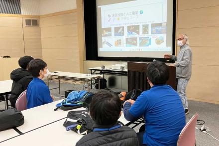 通信技術の説明をする新井先生 通信技術の説明をする新井先生