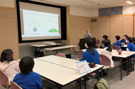 GPSの原理を聞く受講生 GPSの原理を聞く受講生